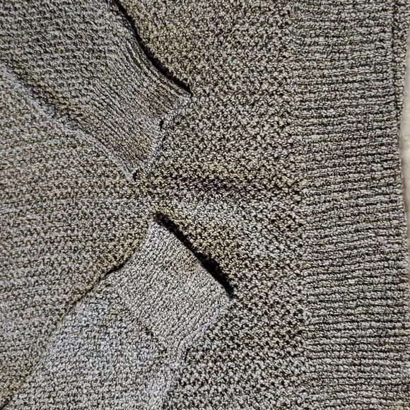 Astr Grey peek a boo sleeves soft sweater NWT🆕 - Picture 10 of 10